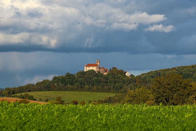 Autumnal walk near Ronneburg castle