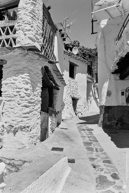 Pueblos de la Taha walk. A narrow street in Fondales.