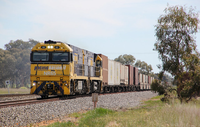 NR65 and NR6 take PM6 through the loop track at Dimboola