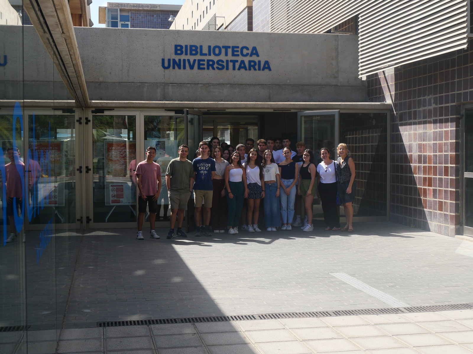 Visita de estudiantes del Colegio Heidelberg a la Biblioteca de Ciencias Básicas y al ECBU