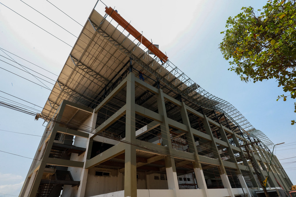 17.10.23 - Mirante do ‘Nosso Centro’ recebe cobertura e telhado em forma de banzeiro