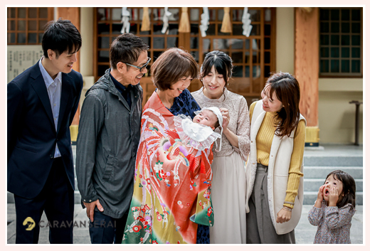 お宮参りを名古屋の針名神社で　家族・親族の集合写真