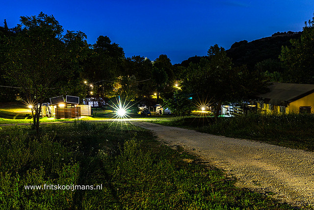 Nachtfoto van de camping met lampjes