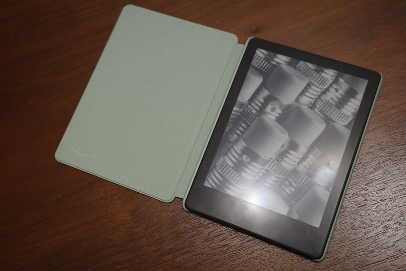 005Ricoh GRⅢx Kindle Paperwhite第11世代用Amazon純正ファブリックカバー  ライトグリーン 本体にKindle Paperwhiteを装着