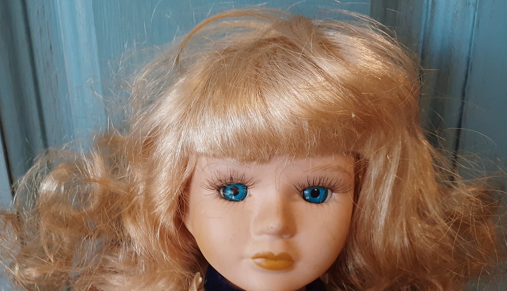 Thrift store.Doll face, blond hair, blue eyes. Kringloopwinkel. Poppengezicht, blond haar, blauwe ogen. Friperie.Visage de poupée, cheveux blonds, yeux bleus.  Gebrauchtwarenladen. Puppengesicht, blondes Haar, blaue Augen.
