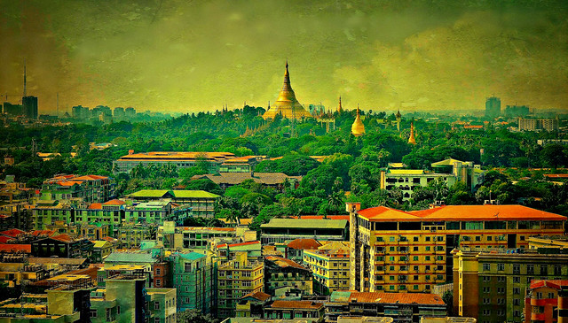 MYANMAR, Burma - Yangon , Blick vom Hochhaus auf die Stadt und die Shwendagon-Pagode , 21716