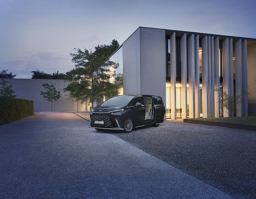 Lexus LM. Agora sabemos o que é viajar “à patrão”