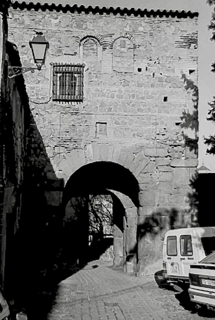 Puerta de Valmardón de Toledo a finales de los años 80 o comienzos de los 90. Fotografía de Hilario Barrero.