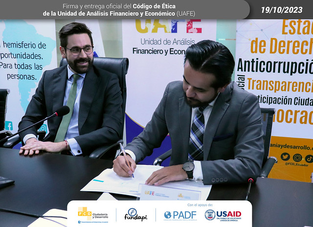 Firma y entrega del Código de Ética para la Unidad de Análisis Financiero y Económico del Ecuador
