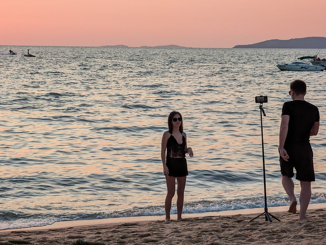 Photographing Posing Couple Sunset Beach Thailand Southeast-Asia © Posieren Sonnenuntergang Strand Paar Südost-Asien ©
