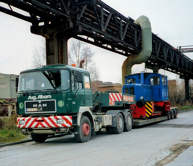 Transport einer Kleinlok zur Lokwerkstatt der Dortmunder Eisenbahn auf der Westfalenhütte in Dortmund
