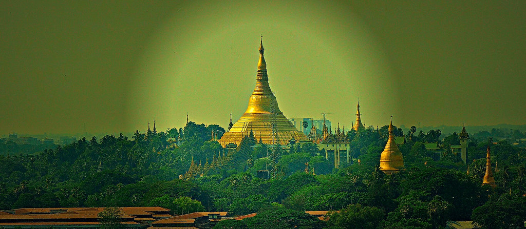 MYANMAR, Burma - Yangon , Blick vom Hochhaus auf die Stadt und Blickauf die  Shwedagon-Pagode, (mini-serie)  21719