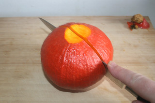 02 - Cut pumpkin in halfs / Kürbis halbieren