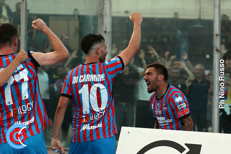 Samuel Di Carmine festeggia con Chiricò subito dopo il goal realizzato contro il Taranto
