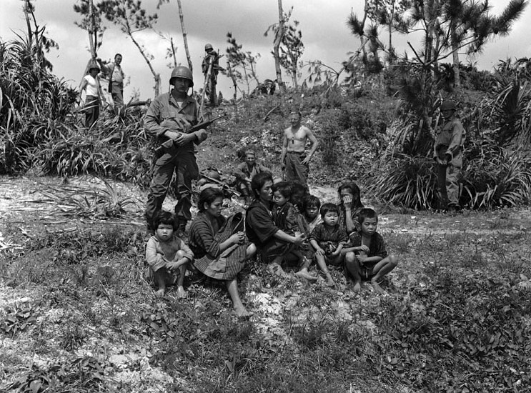 1945年4月1日，美軍俘虜沖繩當地居民。（沖繩縣公文書館典藏）