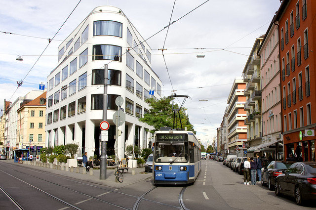 R2-Wagen 2109 verlässt gleich auf der Fahrt zum St.-Martins-Platz, die Blockschleife über die Augustenstraße (Bild: Claus Hoffmann)