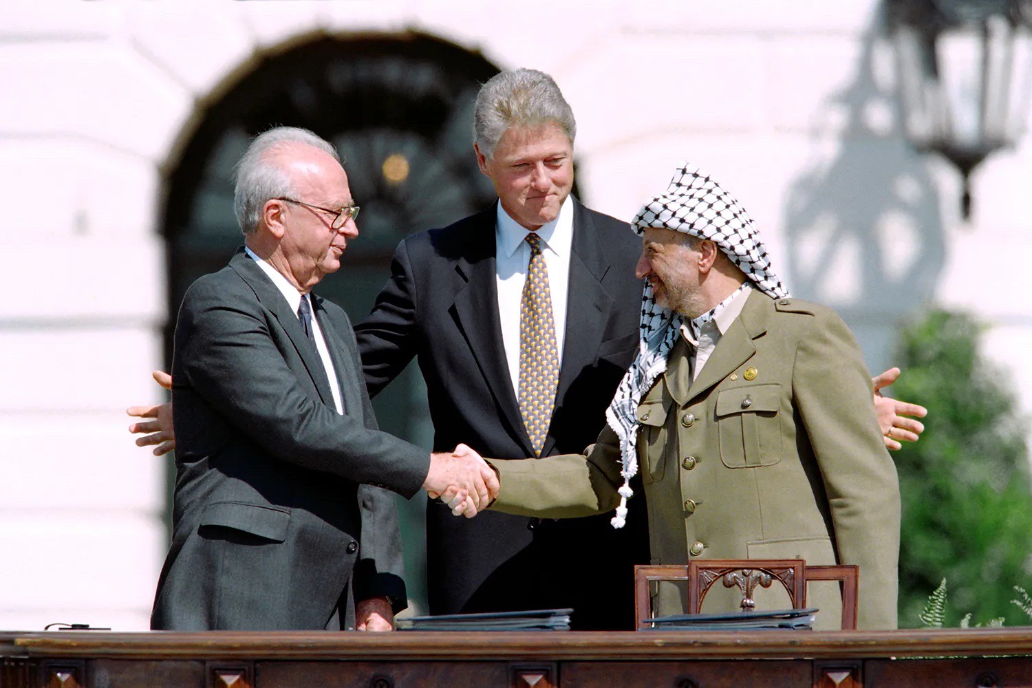1993年9月13日，以色列總理拉賓（左）與巴勒斯坦解放組織主席阿拉法特（右）在簽署《奧斯陸協議》後，於美國白宮前握手。（圖片來源：Middle East Monitor）
