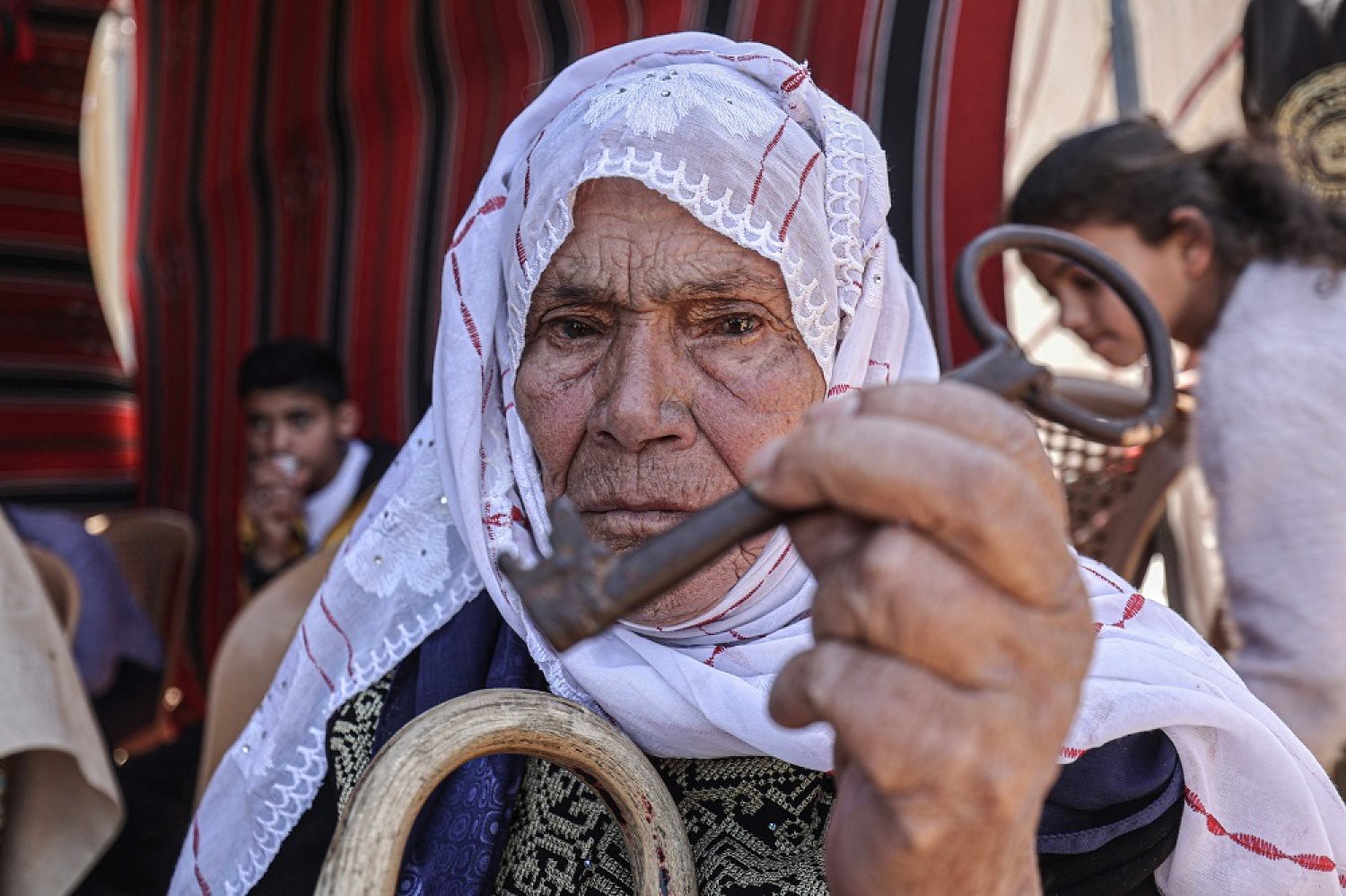 在加薩走廊的大劫難75週年紀念集會上，一名巴勒斯坦老婦展示家園的鑰匙。（圖片來源：France 24）