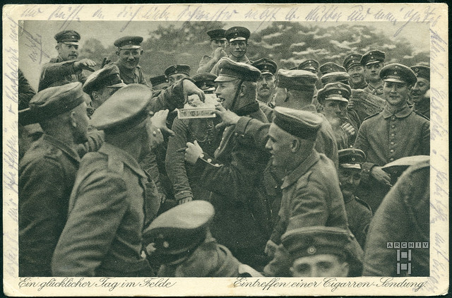 ArchivTappen39(2M)69 Eintreffen einer Zigarren-Sendung, Feldpost (front), WWI 1914-1918