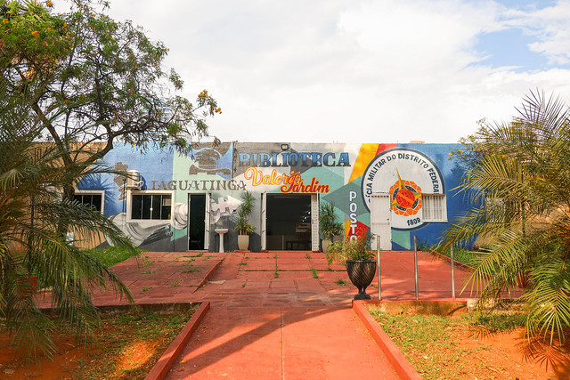 Biblioteca escolar-comunitária Valéria Jardim