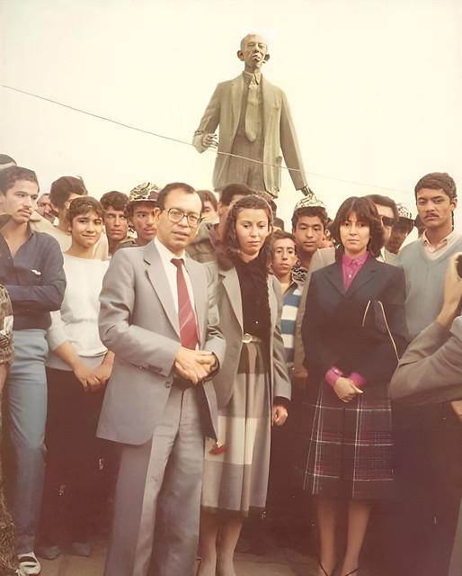 Ghaida and Alaa, daughters of Badr Shakir Al-Sayyab near his statue on Shatt Al-Arab in 1980