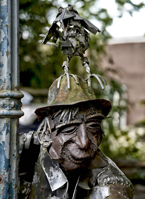Mann mit Vogel – Ausschnitt von Skulptur im Zoo Duisburg - Tag 24 Inktober2023