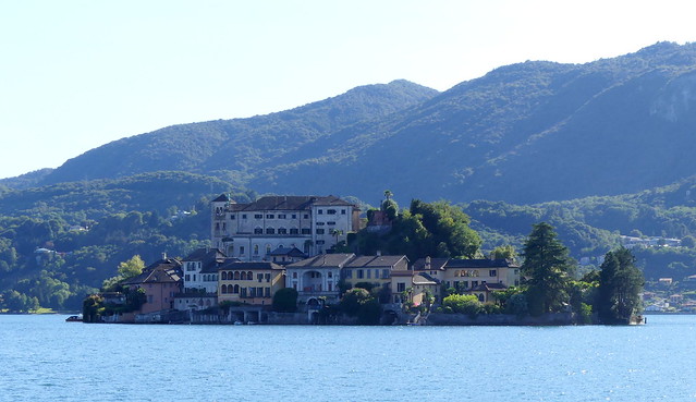 Lago d'Orta. Da Orta San Giulio, vista verso l'Isola di San Giulio. Novara, Piemonte, Italia