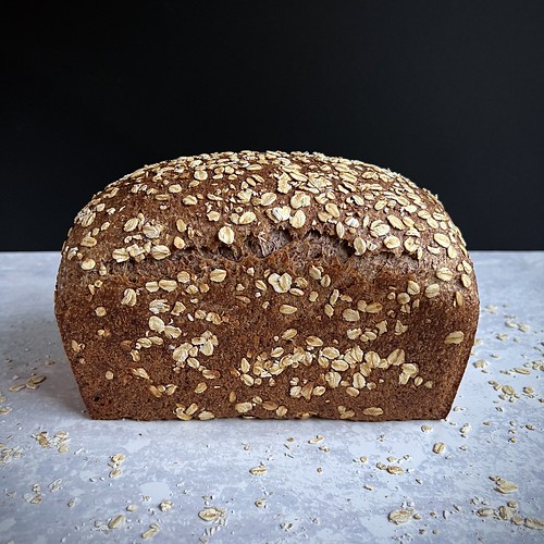 Volkorenbrood met maple syrup en havervlokken