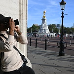 Fernando Raymond photographing Buckingham Palace