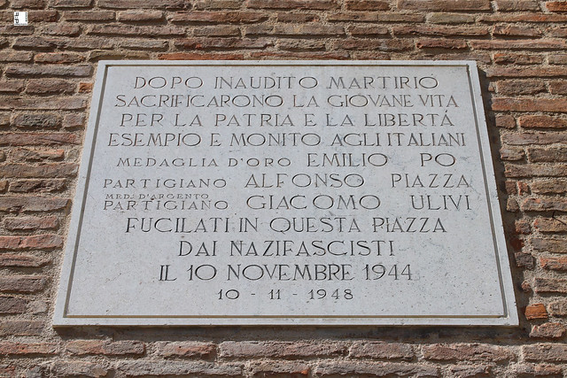 #a0391 Modena, targa commemorativa antifascista, Piazza Grande