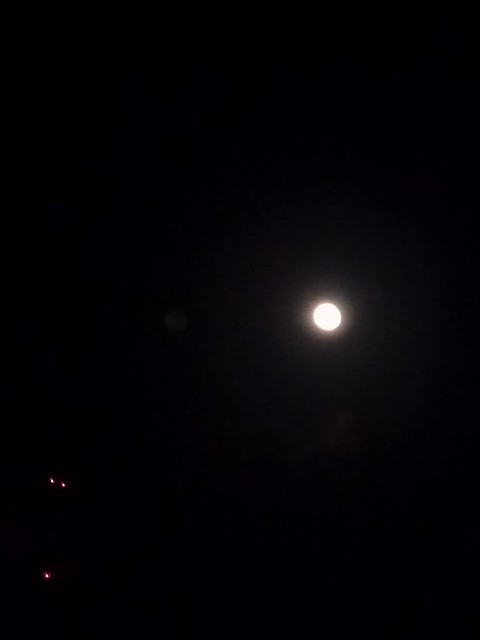 Lua cheia em noite escura