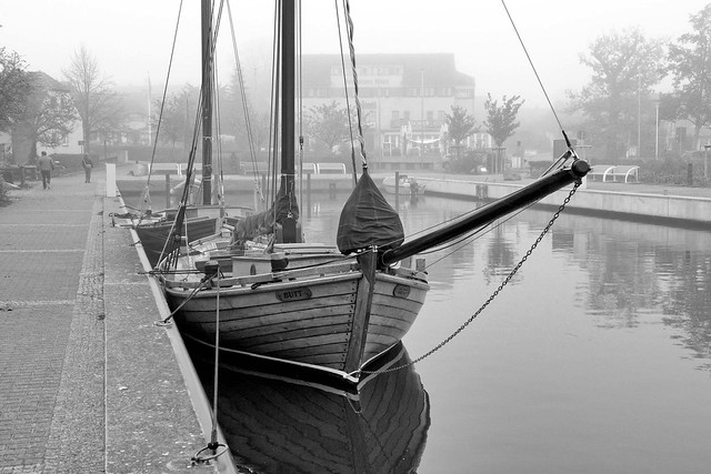 9123 Historisches Fischerboot / Zeesboot im Hafen  -  Fotos vom Ostseebad  Wustrow,  Gemeinde  im Landkreis Vorpommern-Rügen in Mecklenburg-Vorpommern.