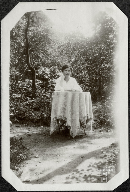 ArchivTappen39(2M)Album1A132 Porträt, Frau am Gartentisch, Deutschland, 1920er