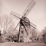 The Beebe Windmill was built 1820 

The Beebe windmill was built in Sag Harbor for 
Lester Beebe. It was moved to Bridgehampton. 

Speaking of the Beebes ...
I well remember Bill Beebe and his son Mel. 
Mel reroofed my parents&#039; Sag Harbor house about 1960.
 
Photographed by Jet Lowe, 
Collection of the Library of Congress