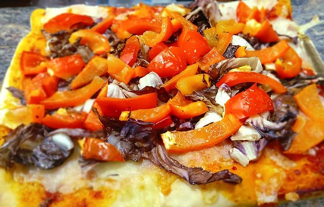 Pizza con radicchio rosso e peperoni