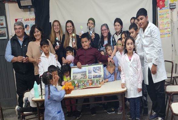 2023-10-30EDUCACION:Alberto Pez  “nadó” con los estudiantes entre escrituras, dibujos y dinosaurios