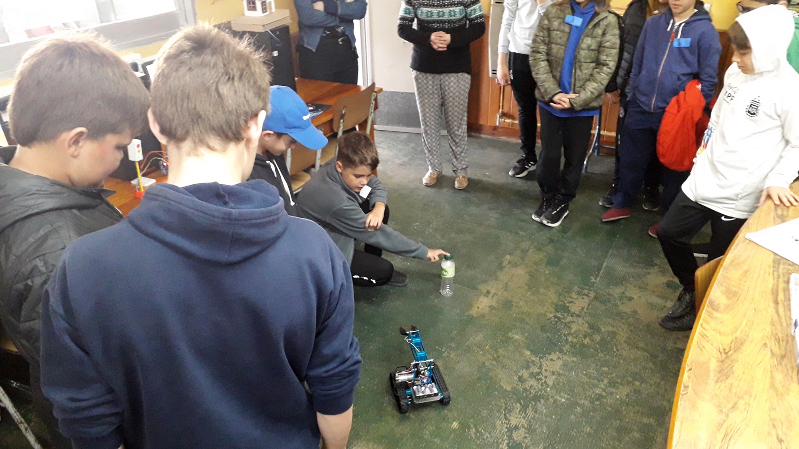 Alumnos de 2º y 4º año explicando robótica