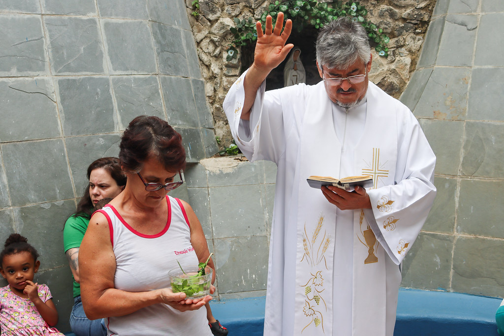 Creche Dora Ribeiro recebe a bênção do Padre Cássio