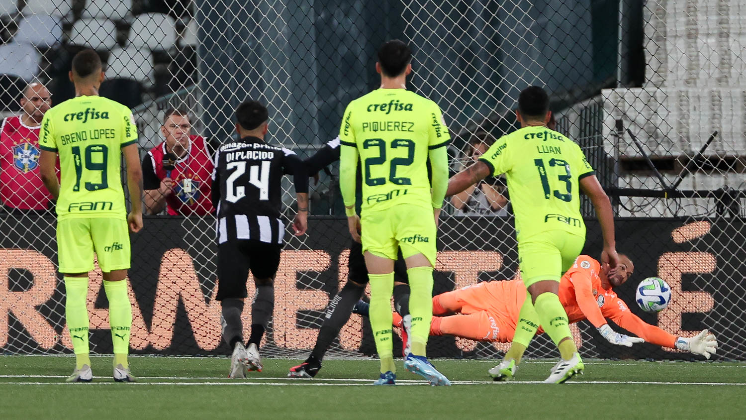 Bola aérea e força física: Tiquinho Soares chega ao Botafogo para
