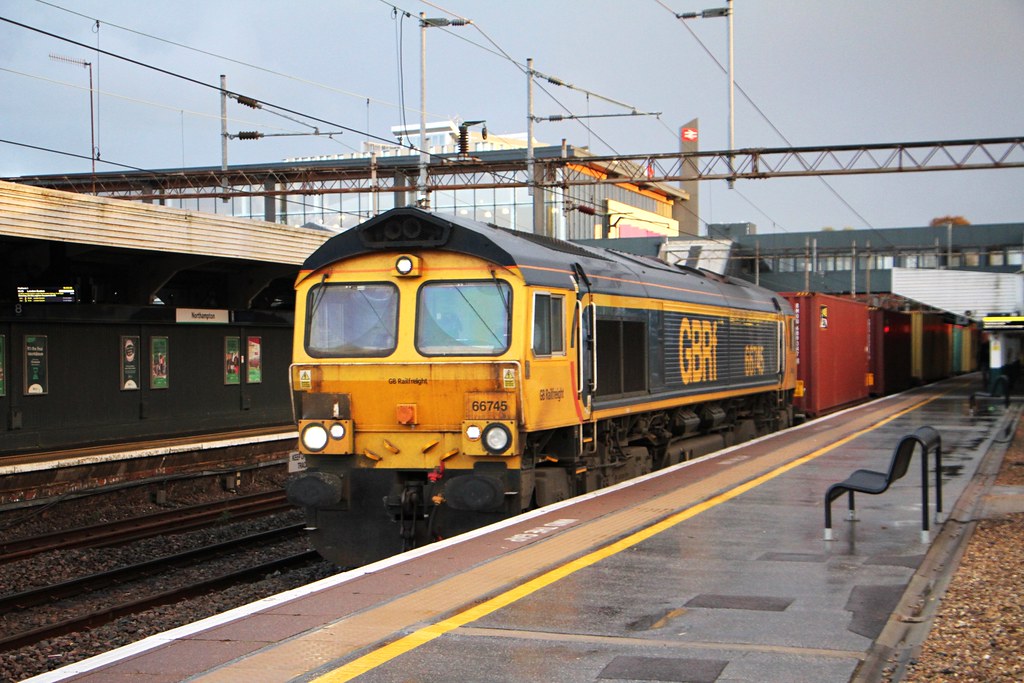 66745 | Under threatening skies 66745 ambles through Northam… | Flickr