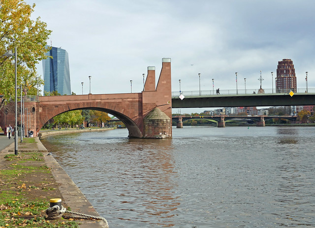 Frankfurt, Main, Ignaz-Bubis-Brücke, Flößerbrücke, EZB & Main Plaza