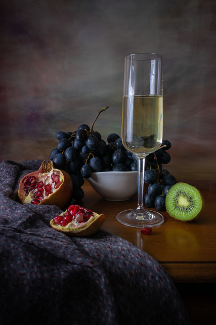 Bodegón clásico con frutas y vino