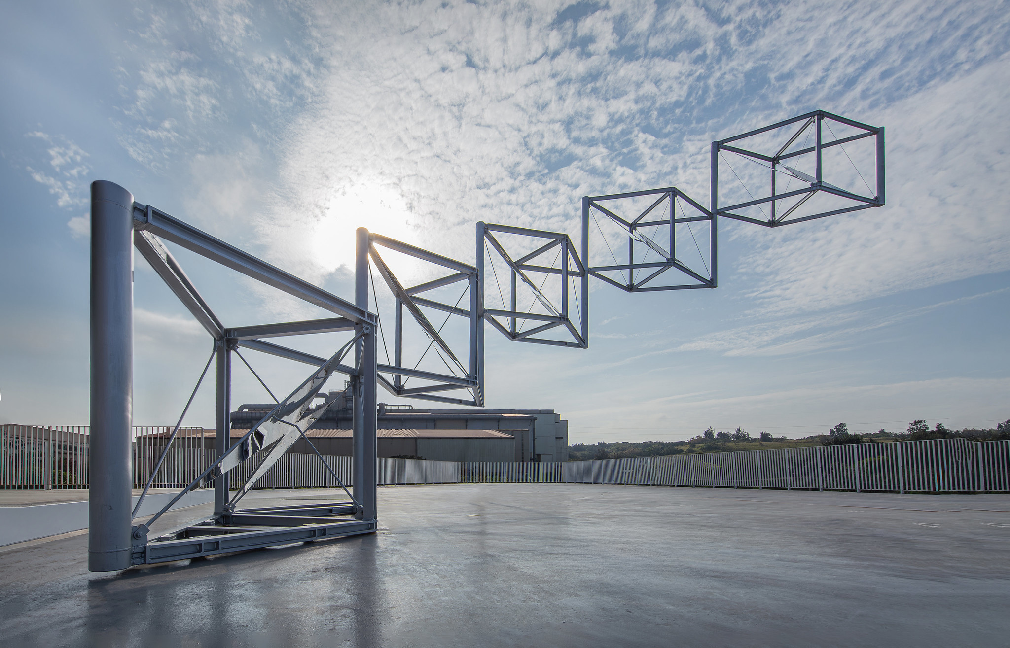 東和鋼鐵文化基金會與JJP潘冀聯合建築師事務所【煉計畫】：一個銜著一個，五組在結構支點上不斷伸往虛空的鋼構體，遠觀如天梯，設計從形制起即打破戲台予人的刻板印象