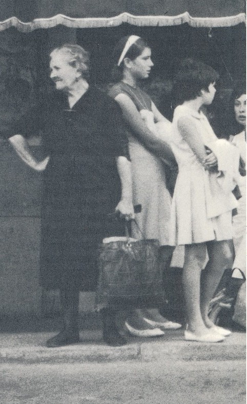Detalle de una fotografía tomada por Robert Vavra en Zocodover en la parada del katanga hacia 1967