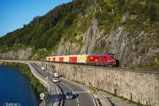 3193 902 hat mit dem VG 76825 (Ebensee-> Gmunden) gerade Ebensee hinter sich gelassen und erreicht in kürze das Einfahrportal des Sonnsteintunnel.