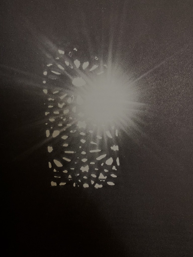 Rayo de sol cruzando la celosía decorada de una de las ventanas de la Sinagoga del Tránsito hacia 1967. Fotografía de Robert Vavra publicada en el libro "Iberia" de James A. Michener en 1968.