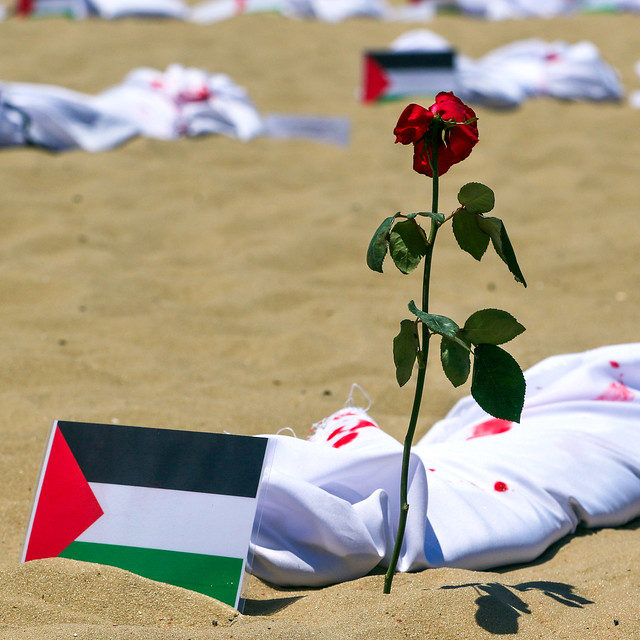 Praia de Copacabana tem protesto contra assassinato de crianças palestinas