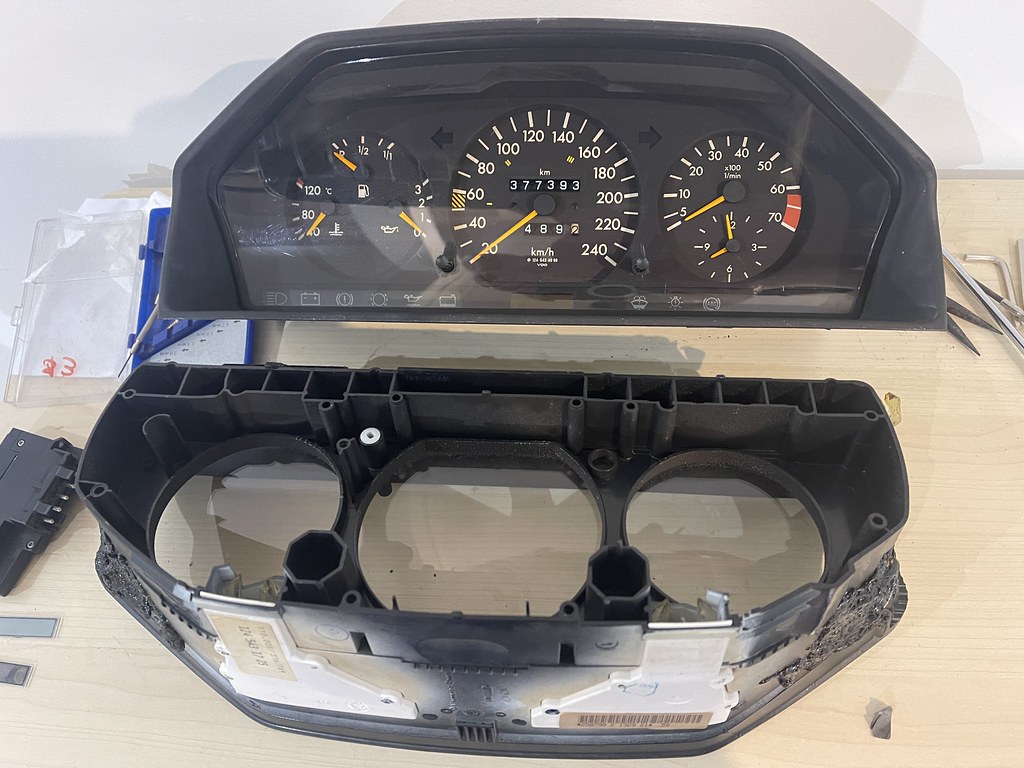 Refurbishing a W124 instrument cluster – Part 3: Changing the