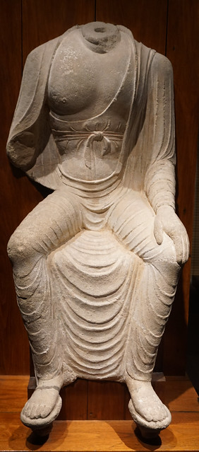 Bouddha assis, jambes pendantes