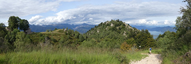 Vista verso Alpe Nuovo (1205 m) e il Lago Maggiore. Sentiero ad anello da Levo al Mottarone per M.te Zuchero. Stresa (VCO), Piemonte, Italia